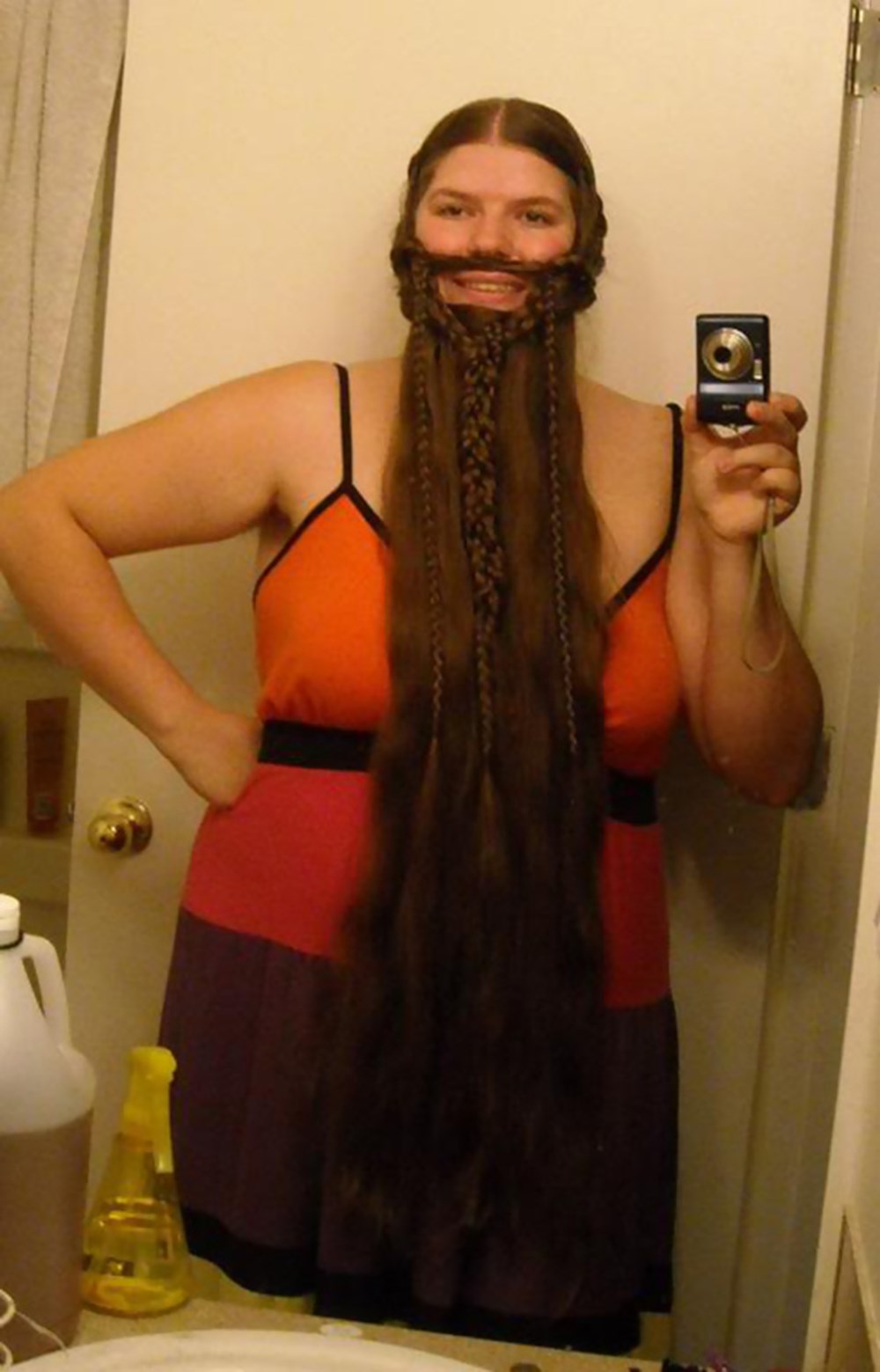 Толстый с длинными волосами. Страшные длинные волосы. Девушка с бородой. Страшная девушка с длинными волосами.