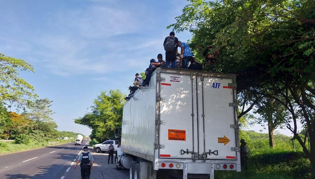 Meksika'da terk edilmiş bir kamyonda 148 düzensiz göçmen bulundu