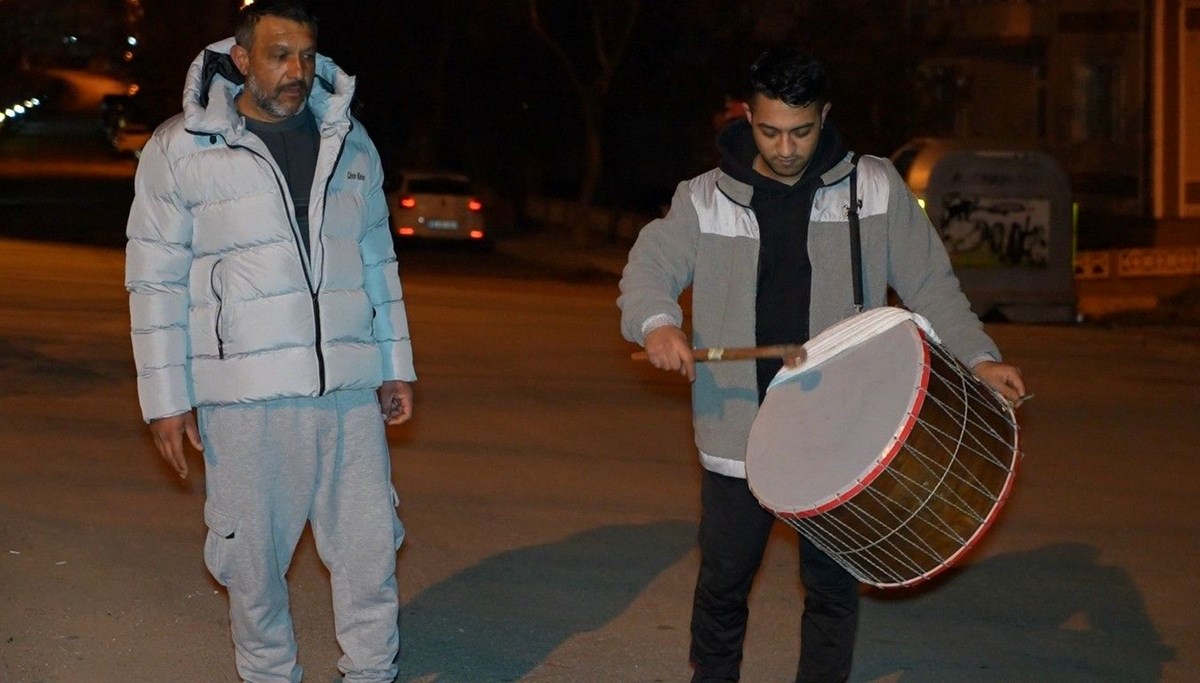 Edirne’de baba ile oğlu vatandaşları sahura davul ve manilerle kaldırıyor