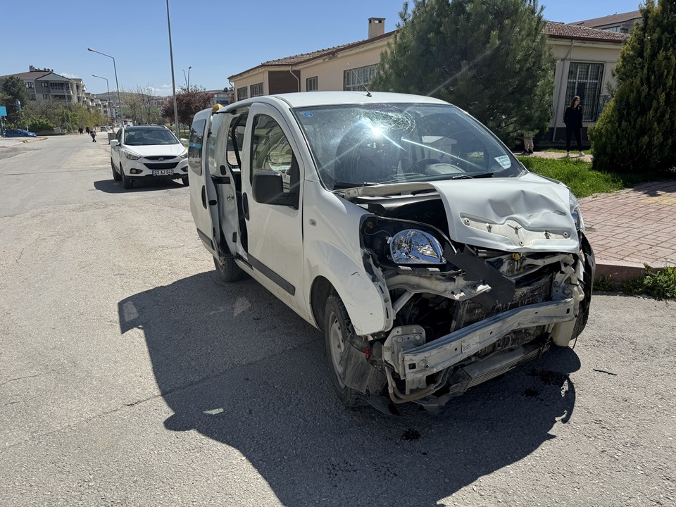 Elazığ'da hafif ticari araç ile otomobil çarpıştı: 7 kişi yaralandı - 1