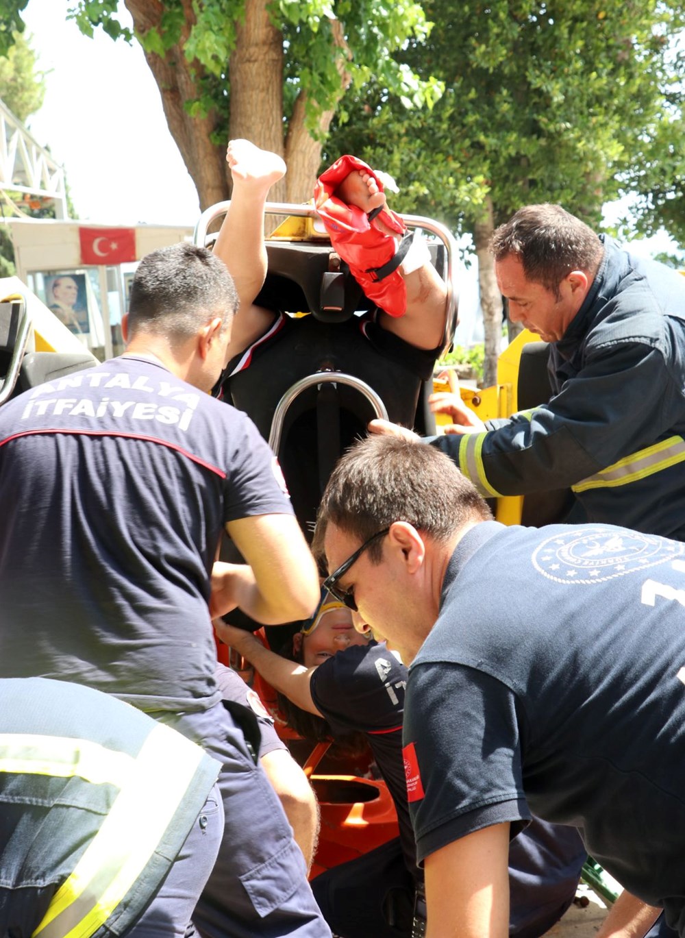 Lunaparkta oyuncak koparak düştü: Baş aşağı kurtarılmayı beklediler - 16