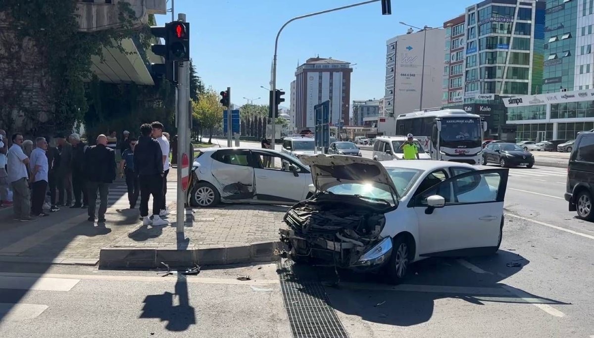 Samsun'da iki otomobil çarpıştı