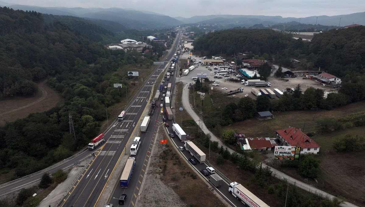 Bolu Dağı geçişinde trafik yoğunluğu: Uzun kuyruklar oluştu Bolu Dağı geçişinde trafik yoğunluğu: Uzun kuyruklar oluştu