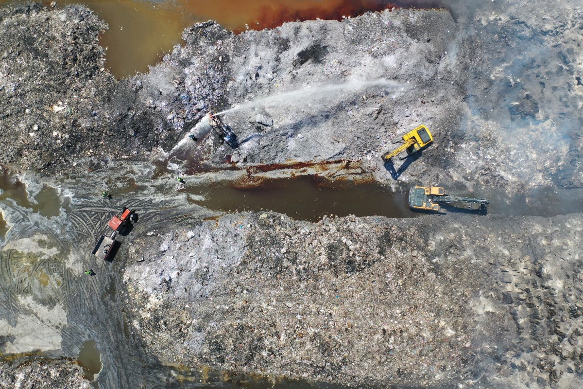 Günlerdir alev alev yanan kağıt fabrikasında 140 bin ton kağıt kül oldu