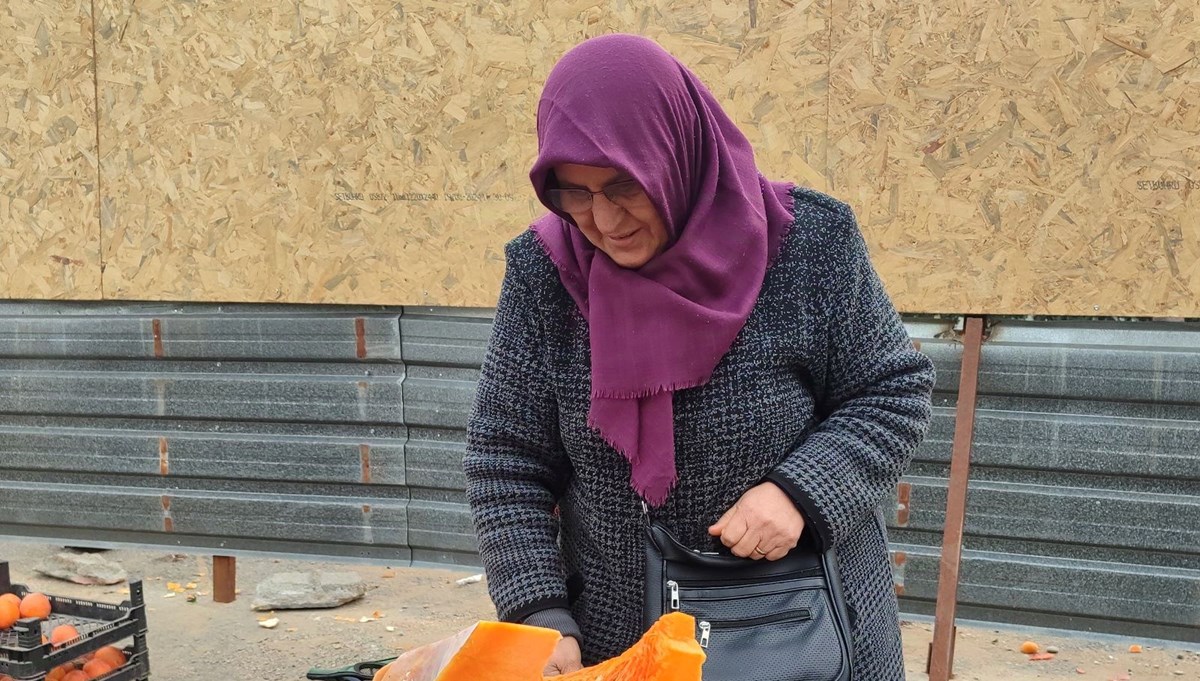 Bahçesinde yetiştirdiği şifa deposu, geçim kaynağı oldu: Kilosunu 40 liradan satıyor Bahçesinde yetiştirdiği şifa deposu, geçim kaynağı oldu: Kilosunu 40 liradan satıyor