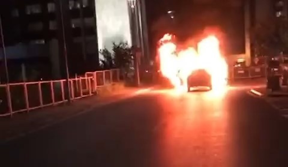 İsrail'i protesto için başkonsolosluk önünde aracını yaktı - 1