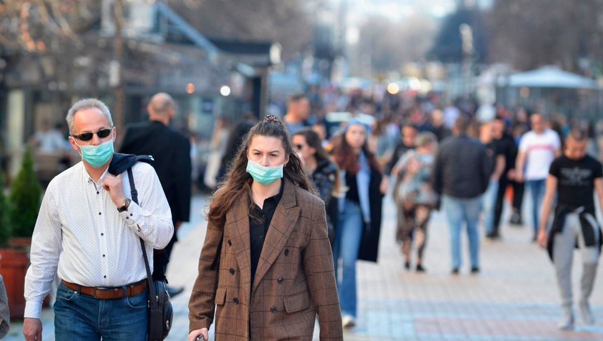 Corona virüs aşısı olan insanlar maske takmaya devam edecek