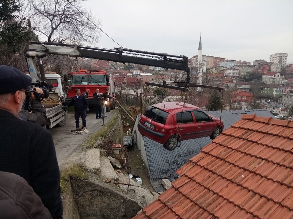 Fren yerine gaza basınca çatıya düştü Son Dakika Türkiye Haberleri Fren yerine gaza basınca çatıya düştü Son Dakika Türkiye Haberleri