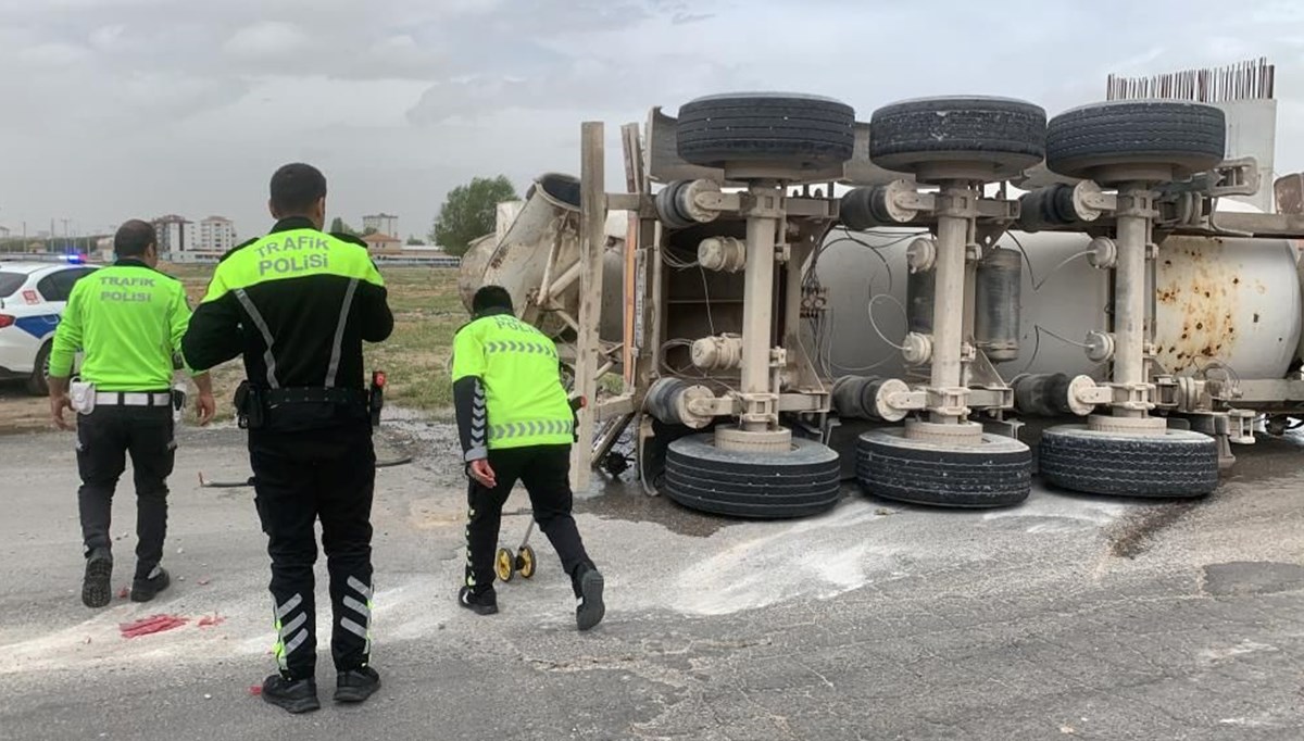 Karaman'da beton mikseri devrildi: 1 yaralı Karaman'da beton mikseri devrildi: 1 yaralı