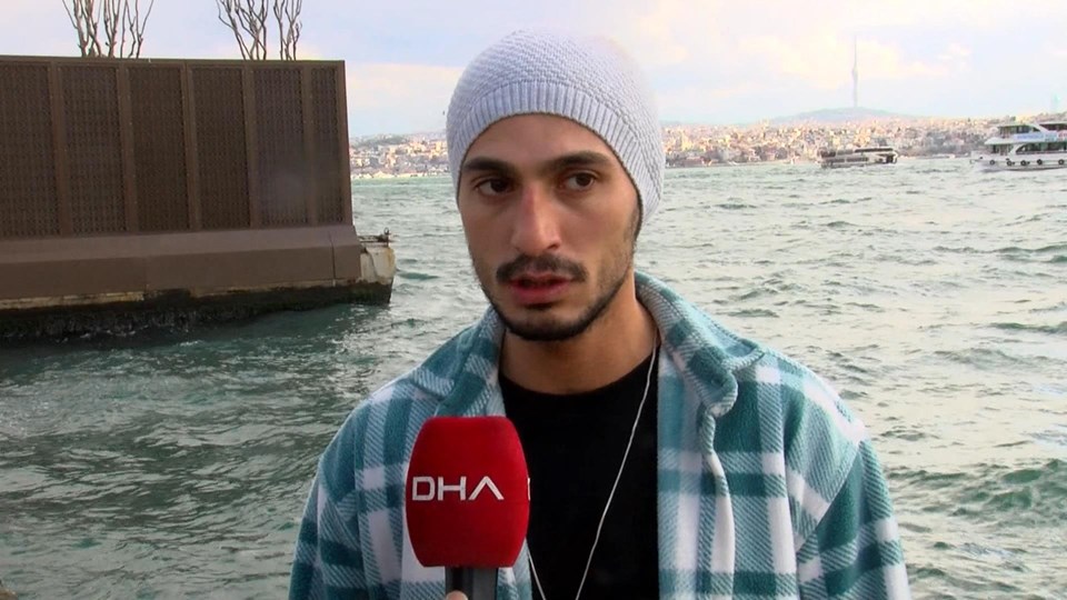 Karaköy'de vapurdan denize düşen yolcuyu seyyar satıcı kurtardı - 1