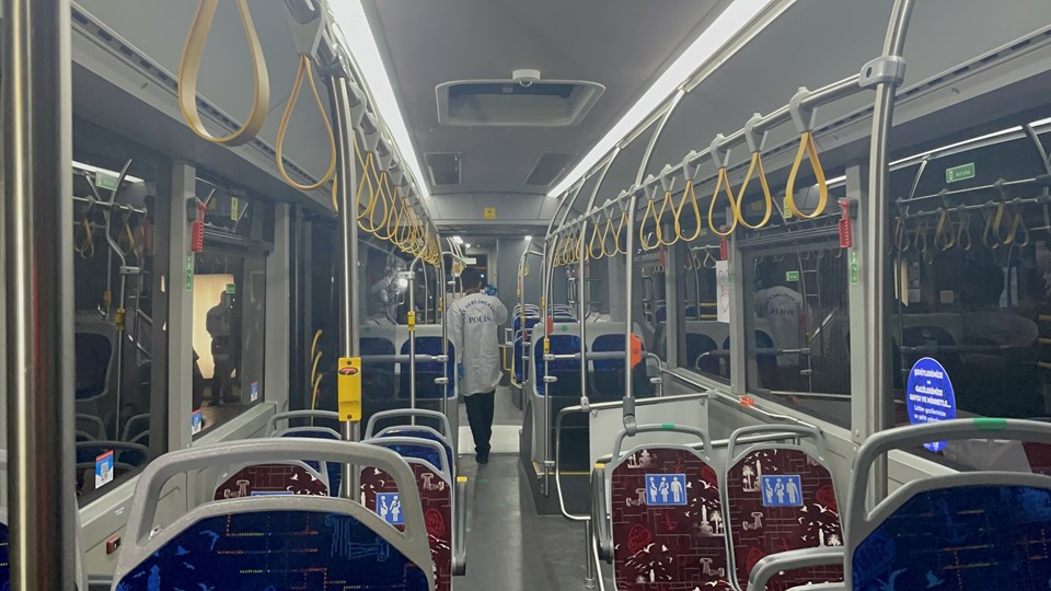 İzmir'de belediye otobüsünün tavanına "yorgun mermi" isabet etti - 1