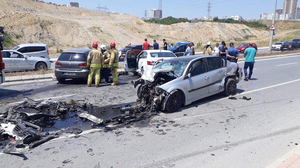 basaksehir de zincirleme kaza 1 i agir 3 yarali son dakika turkiye haberleri ntv haber