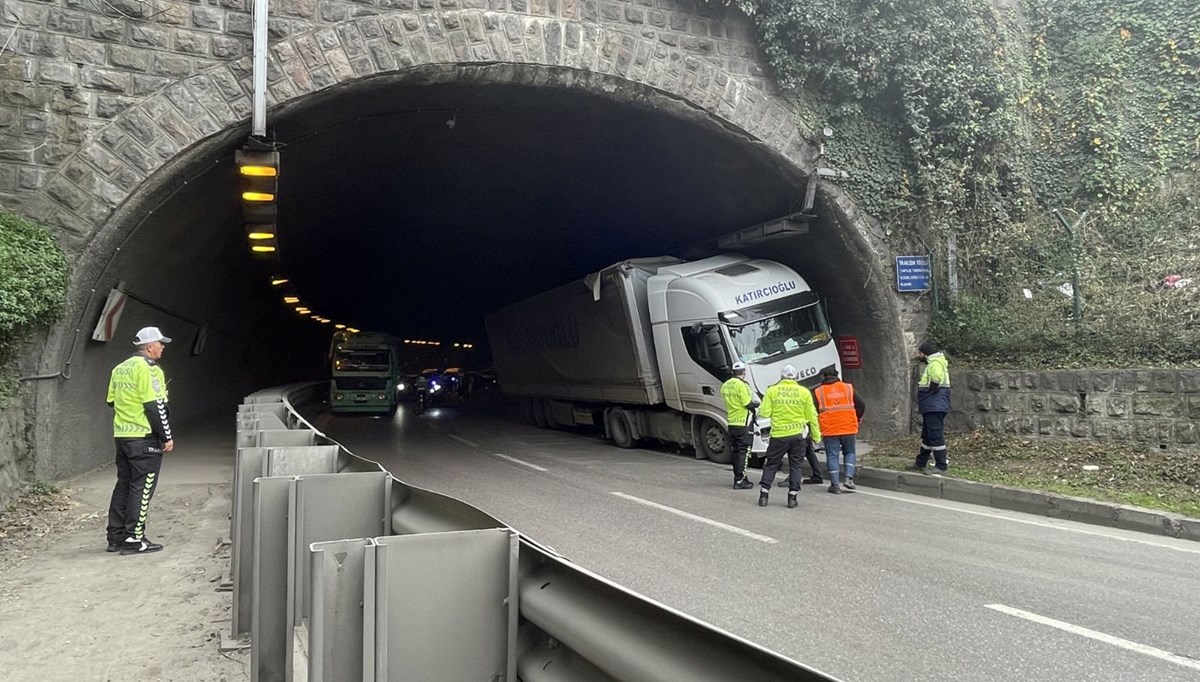 Trabzon'da TIR, tünel duvarına çarptı