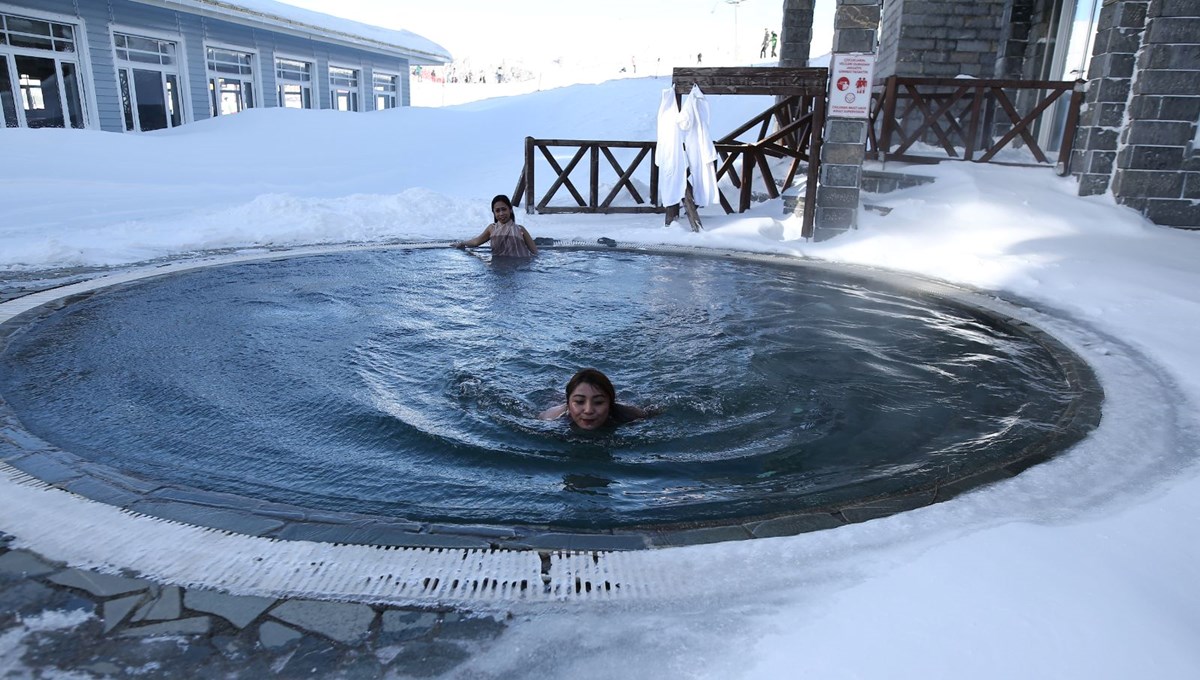 Uludağ'da turistlerin kar üstünde hamam sefası