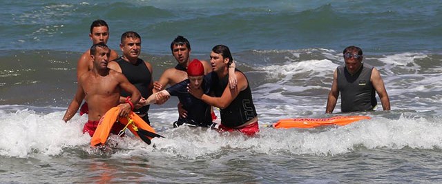 Samsun'da 15 kişi boğulma tehlikesi geçirdi