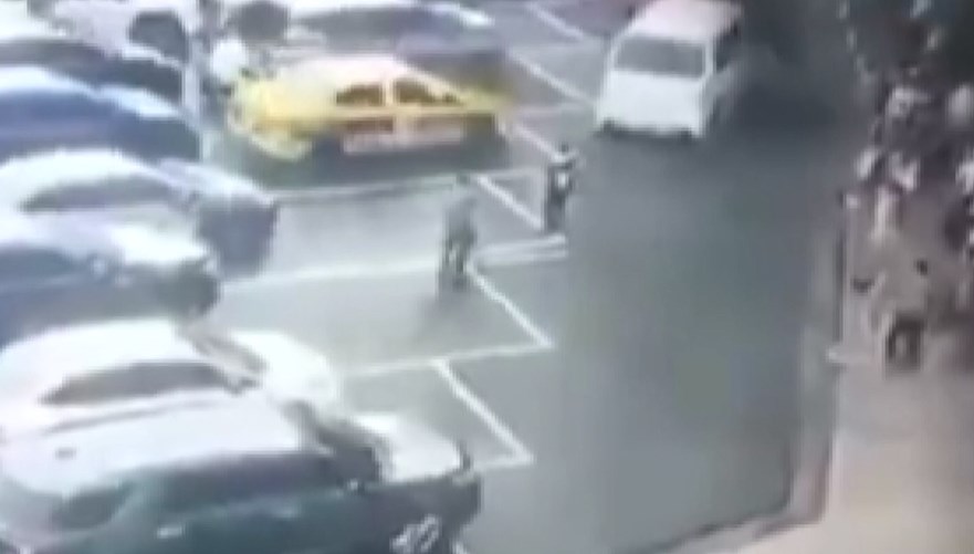 Filipinler'de havalimanında kaza: Sürücü kalabalığa daldı
