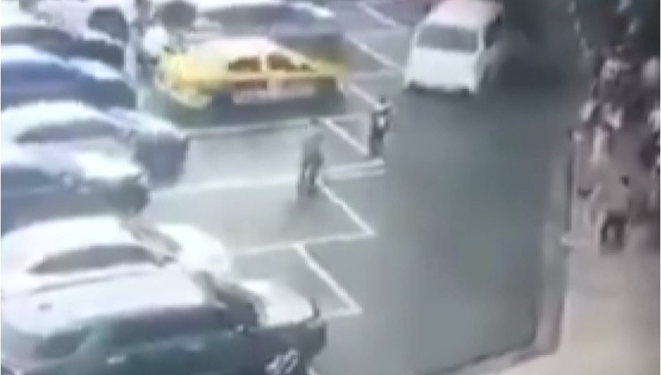 Filipinler'de havalimanında kaza: Sürücü kalabalığa daldı