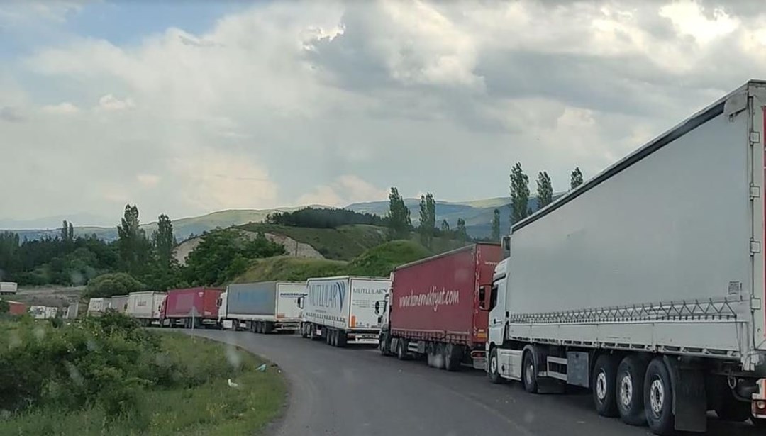 Sınırda 3 kilometre TIR kuyruğu