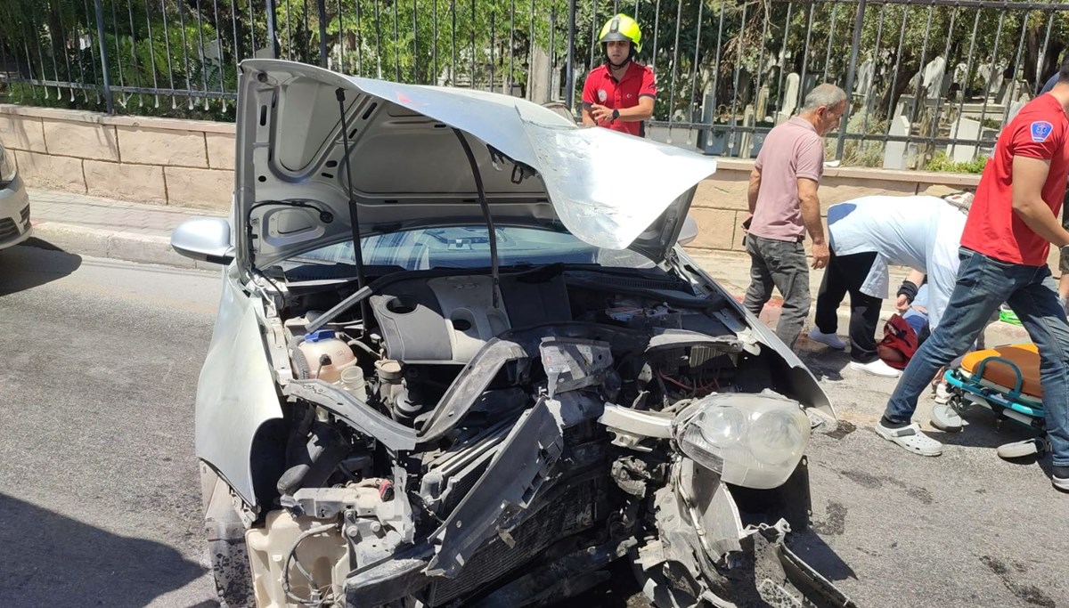 Mersin'de elektrik direğine çarpan otomobildeki 2 kişi yaralandı