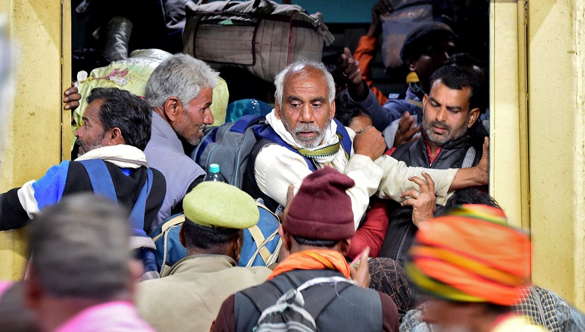 Hindistan'da tren istasyonunda izdiham: 18 ölü