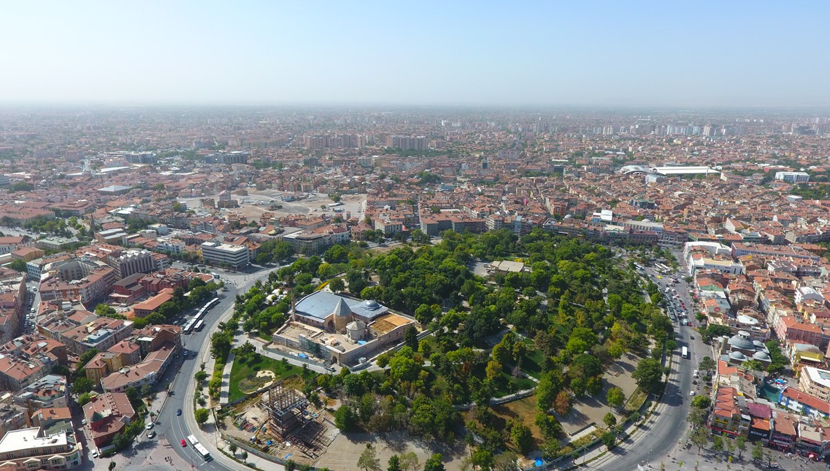 Konya'da sürücüsü polisten kaçan araç lastiklerine ateş edilerek durduruldu