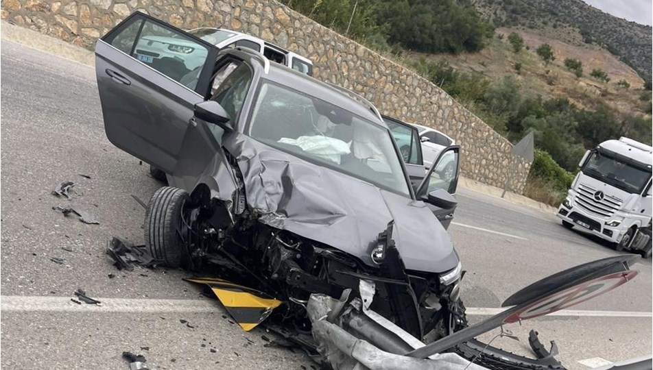 Kontrolden çıkan otomobil bariyere çarptı: Sekiz yaralı
