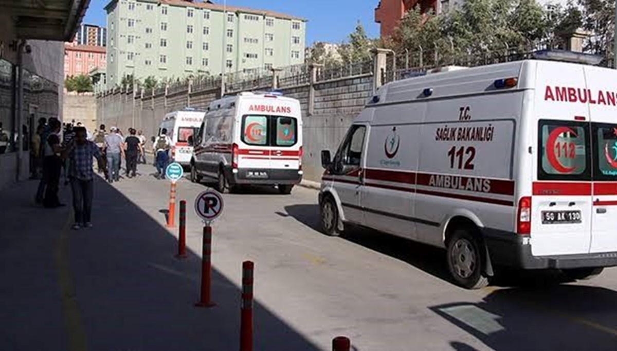 Hastane önünde bıçaklı kavga: 5 yaralı Hastane önünde bıçaklı kavga: 5 yaralı