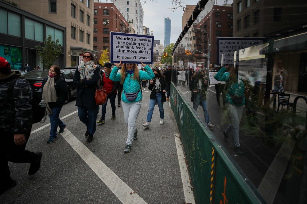 New York'ta karantina karşıtları maske yaktı - 17