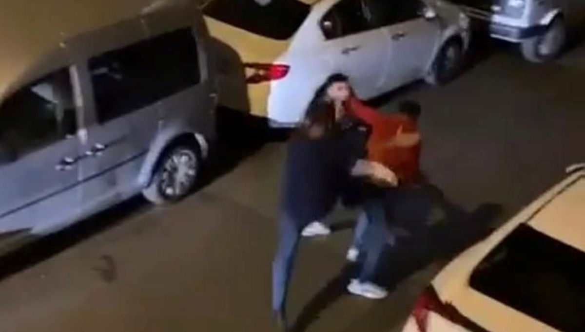 Esenler'de 2 kişi bir adama sokak ortasında tekme tokat saldırdı Esenler'de 2 kişi bir adama sokak ortasında tekme tokat saldırdı