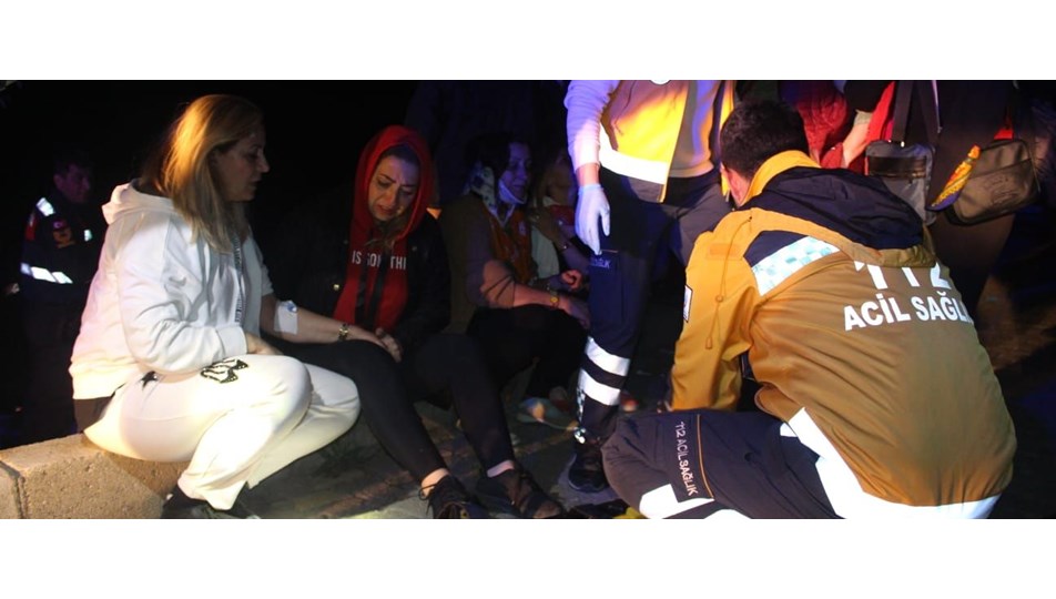 Turistleri taşıyan minibüs devrildi: 13 yaralı