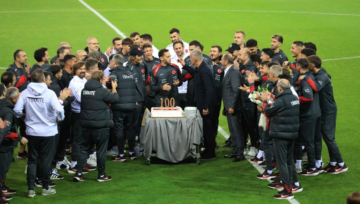 Hakan Çalhanoğlu’na 100. maç pastası