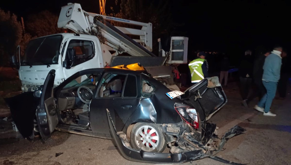 Orta şeritte duran araç kazaya sebep oldu: 2 kişi hayatını kaybetti