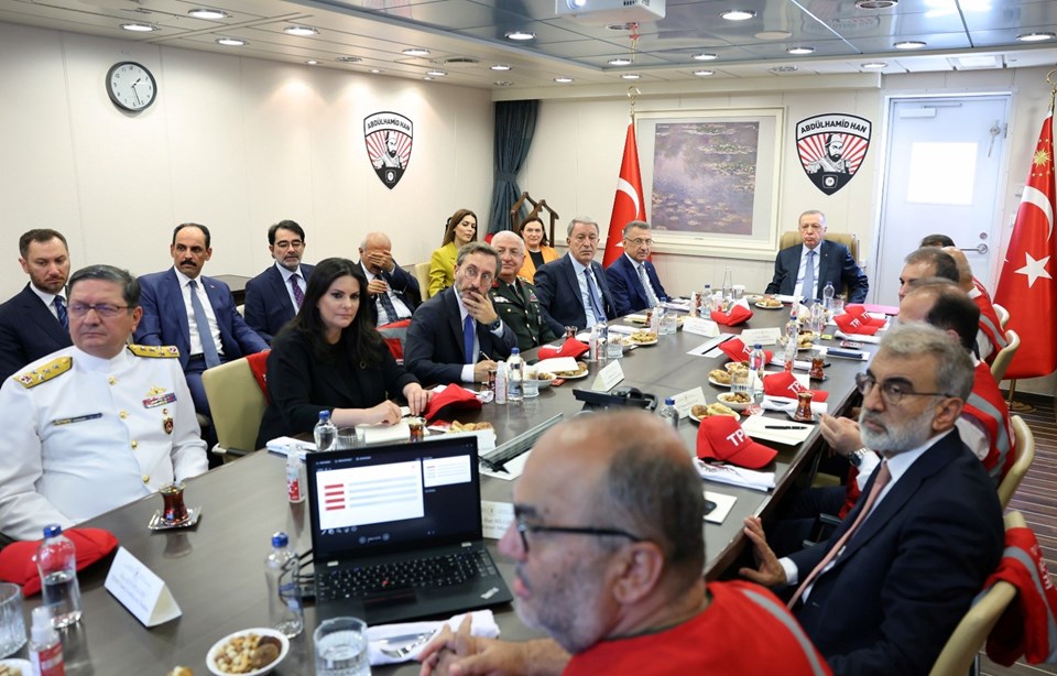Cumhurbaşkanı Erdoğan, Abdülhamid Han sondaj gemisinde yetkililerden brifing aldı.