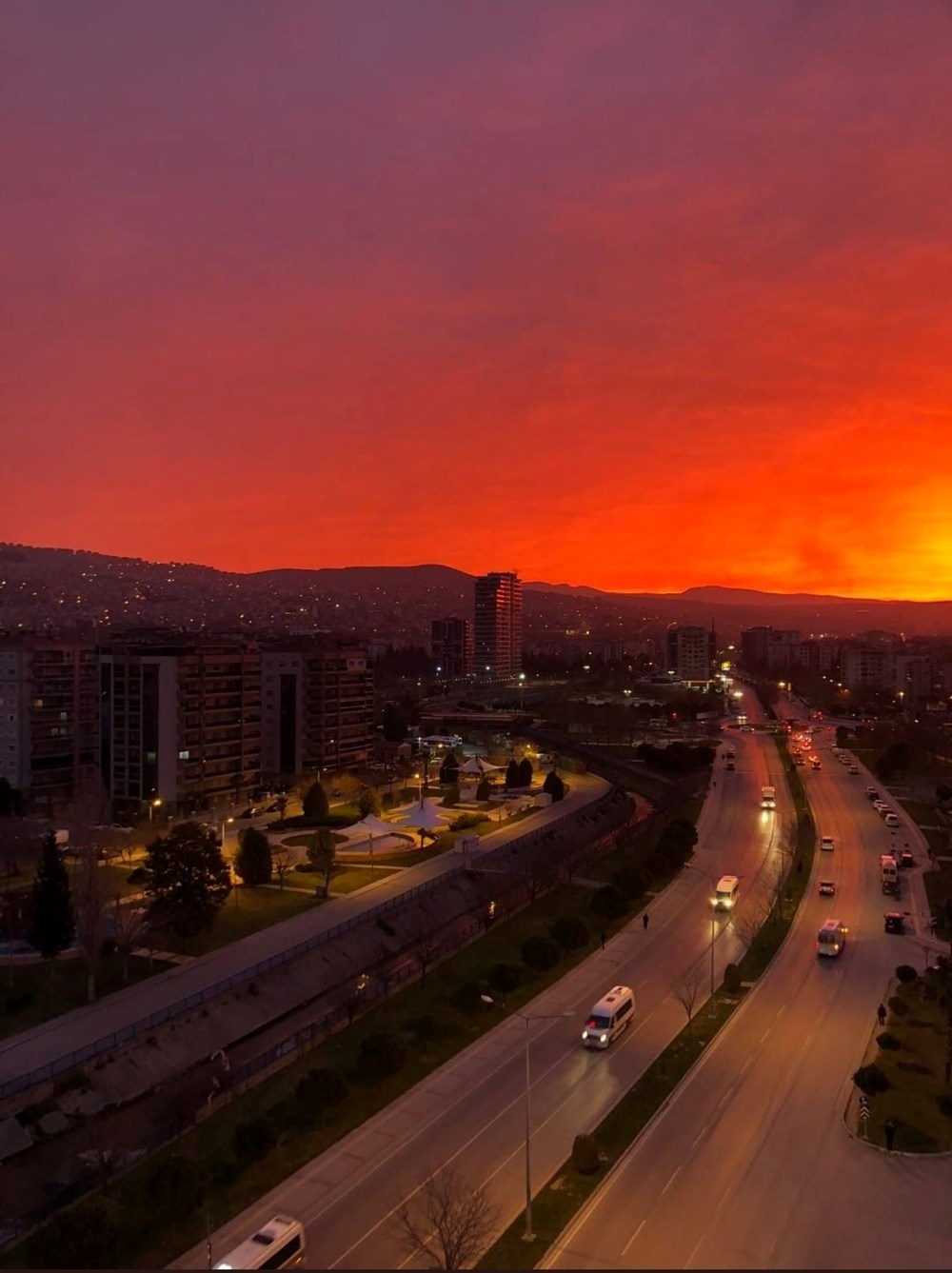 İzmir'de gökyüzü kızıla boyandı - 2