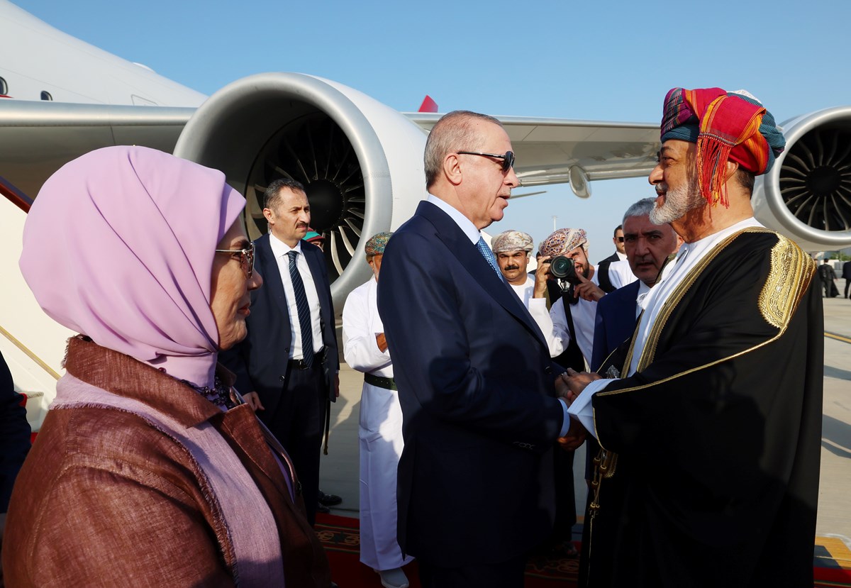 Cumhurbaşkanı Erdoğan, Umman Sultanı Heysem bin Tarık tarafından resmi törenle karşılandı. Cumhurbaşkanı Erdoğan, Umman Sultanı Heysem bin Tarık tarafından resmi törenle karşılandı.