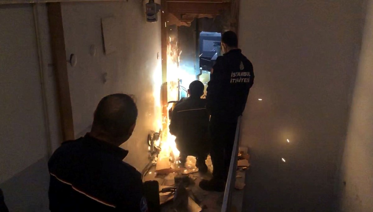 Avcılar'da hırsız kendisini girdiği daireye kilitledi: Polis ve itfaiye seferber oldu Avcılar'da hırsız kendisini girdiği daireye kilitledi: Polis ve itfaiye seferber oldu
