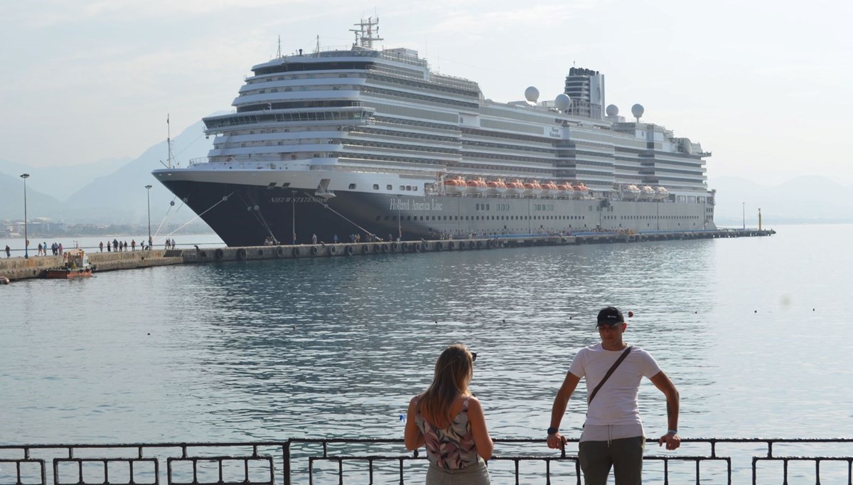 İsrail’de rota değiştiren kruvaziyer, Alanya’ya demirledi İsrail’de rota değiştiren kruvaziyer, Alanya’ya demirledi