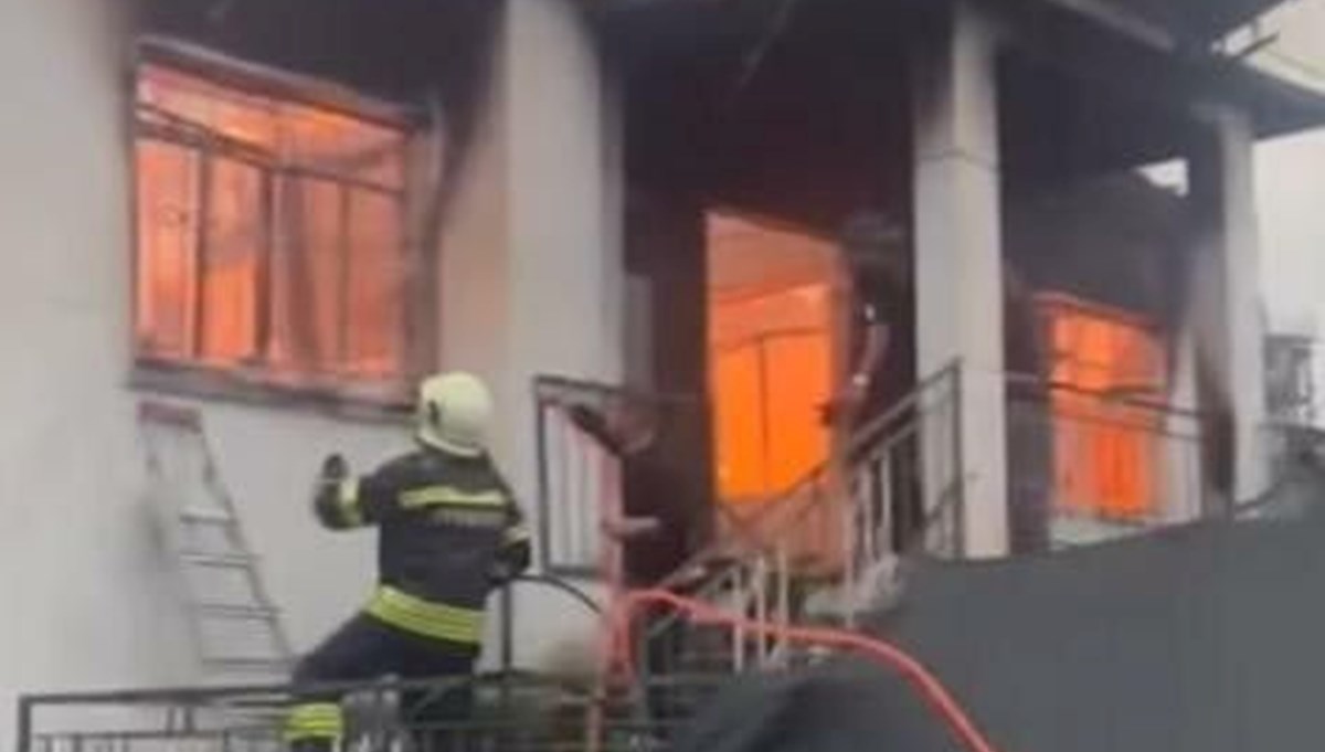 Evde çıkan yangında anne ve oğlu öldü, kızı yaralı Evde çıkan yangında anne ve oğlu öldü, kızı yaralı