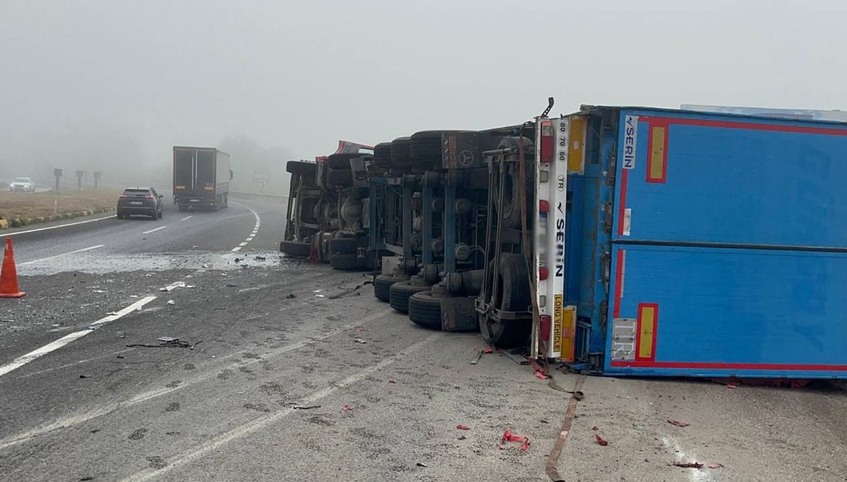 Devrilen TIR'ın sürücüsü yaralandı