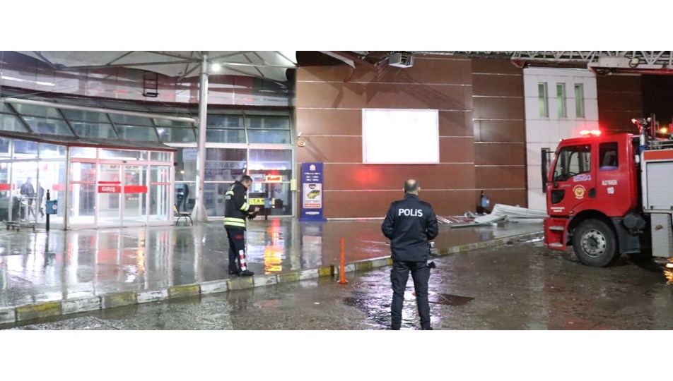 Erzincan'da otobüs terminalinin çatısı uçtu
