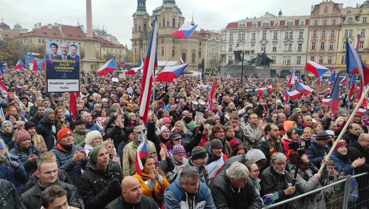Çekya’da binlerce kişi Covid-19 önlemlerini protesto etti