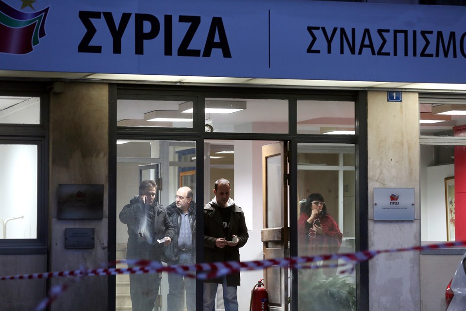 SYRIZA'nın parti binasına molotoflu saldırı - 1