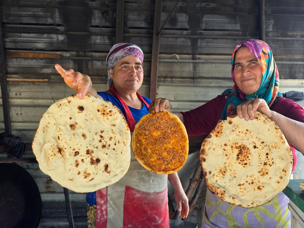 Ekmeklerini ateşten çıkarıyorlar: Sabahın erken saatlerinde tandır mesaisi - 6