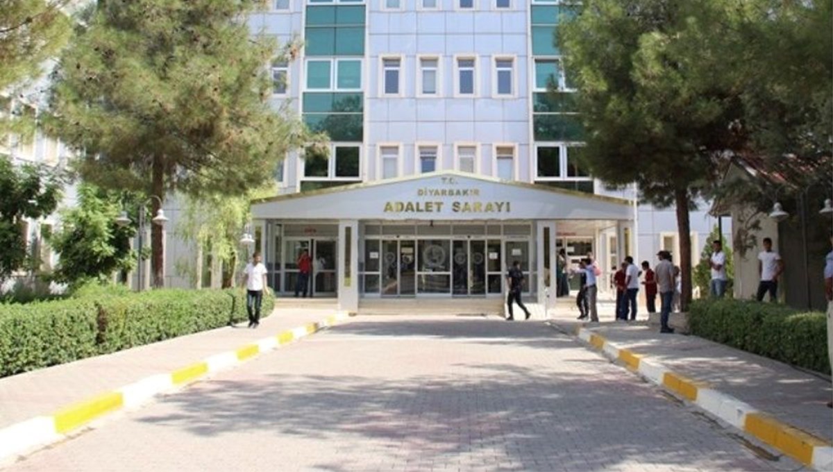 Duruşmadan çıkıp kavgaya tutuştular: 1'i polis 2 yaralı Duruşmadan çıkıp kavgaya tutuştular: 1'i polis 2 yaralı