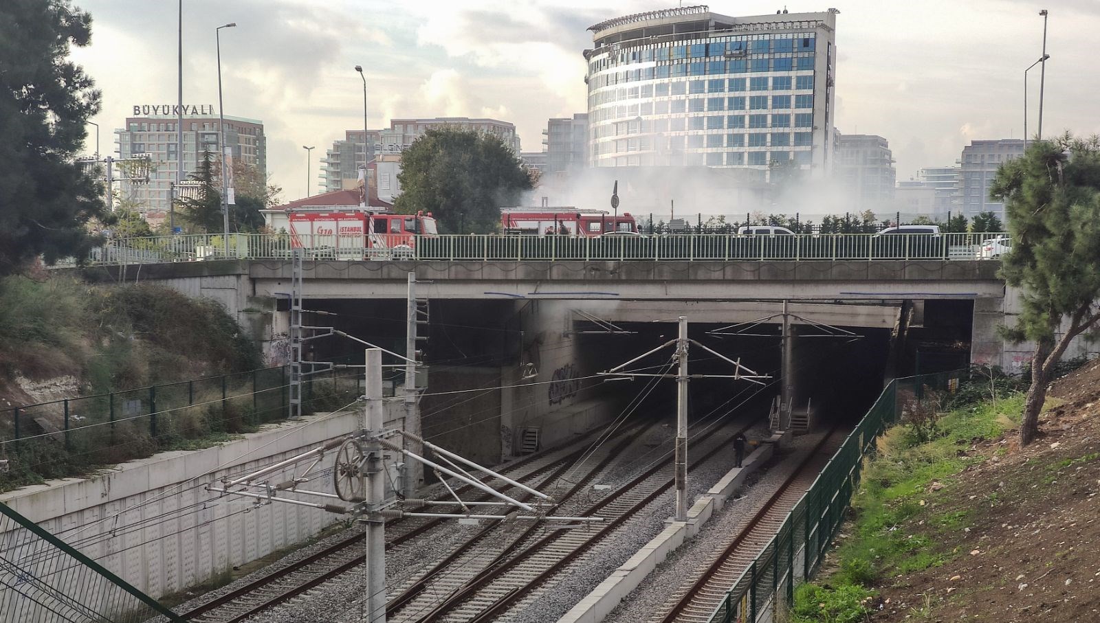 Zeytinburnu'nda yangın nedeniyle Marmaray seferlerinde ...