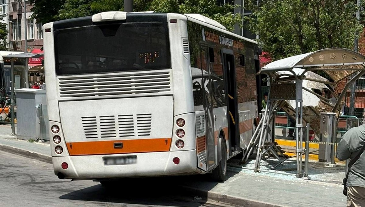 Otobüs tramvay durağına daldı