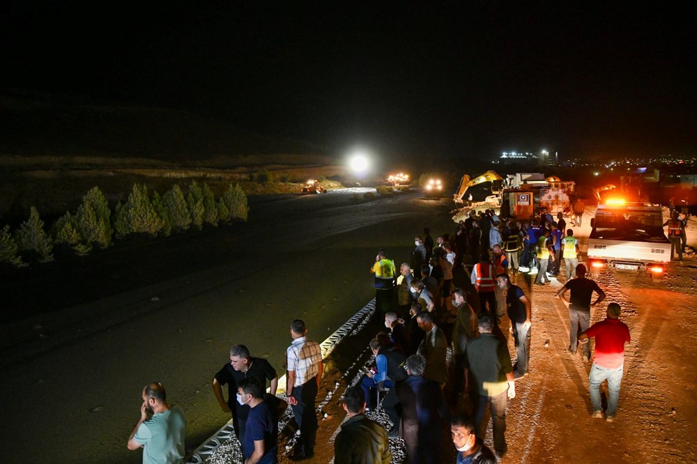 Atık su taştı, Tarsus-Adana-Gaziantep Otoyolu ulaşıma kapandı - 17