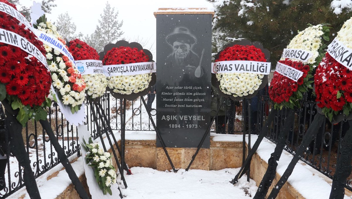 Aşık Veysel vefatının 51. yılında Sivas'ta mezarı başında anıldı