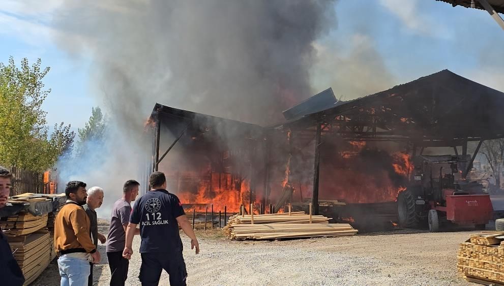 Safranbolu'da kereste fabrikası yandı