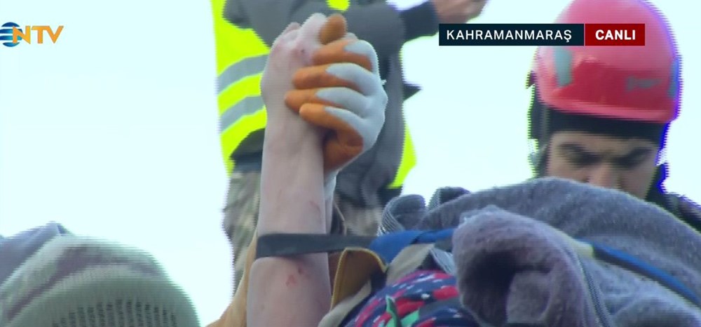 Enkaz altındakiler için zamana karşı yarış - 13